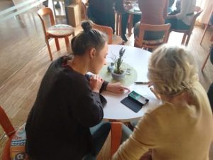 Schulung von Senioren im Öku-Café